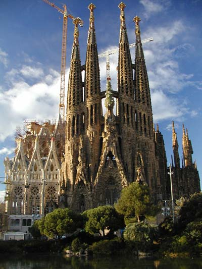 ΒΑΡΚΕΛΩΝΗ ΤΙ ΝΑ ΔΕΙΤΕ / ΤΑ ΒΑΣΙΚΑ 1. Σαγραδα Φαμιλια (Sagrada Familia). Η διασημη εκκλησια του Γκαουντι που ακομα χτιζεται.