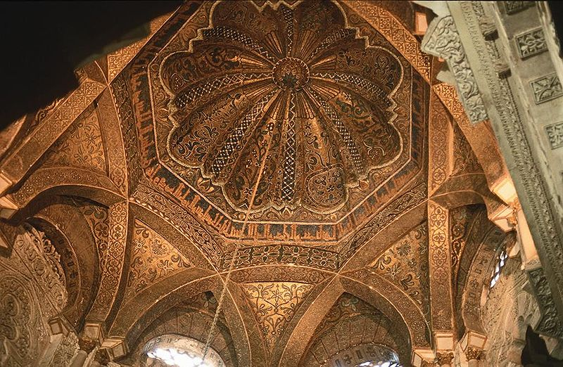 Η ισλαμική διακοσμητική τέχνη είναι ανεικονική και χαρακτηρίζεται από ποικίλα πρότυπα όπως τα διακοσμητικά αραβουργήματα, τα γεωμετρικά μοτίβα (συμμετρικά σχήματα, ροζέτες) (βλ. εικ.