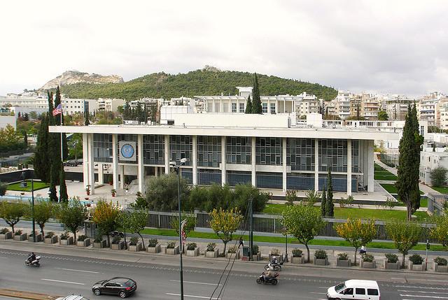 «Τα κυβιστικά» κτίρια της Αθήνας Έμπνευση από Παρθενώνα με κολώνες και Πεντελικό Μάρμαρο Τις αρχές του Μπάουχαους ωστόσο μπορούμε να τις ανιχνεύσουμε και στην