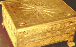 πολύχρωμες ορθομαρμαρώσεις, ψηφιδωτά και μωσαϊκά σε χρυσό φόντο, όλα χαρακτηριστικά της «δεύτερης Βυζαντινής Περιόδου».