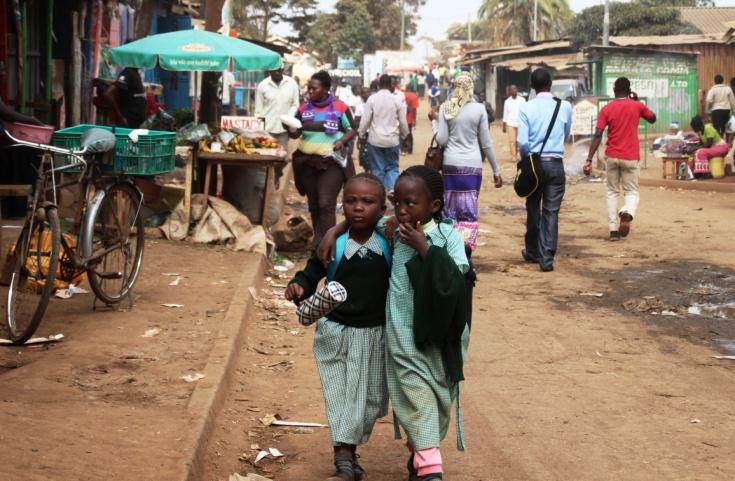 Φύλλο εργασίας: Ασφάλεια & Προστασία Η παραγκούπολη Κιμπέρα (Ναϊρόμπι, Κένυα) Το 60% των κατοίκων της πρωτεύουσας της Κένυας ζουν σε