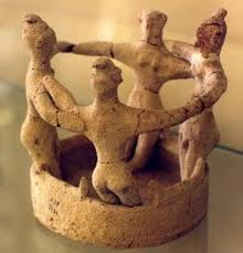 Απόγονοι των Ιδαίων δακτύλων ήσαν οι Κουρήτες, που ανακάλυψαν λέει πρώτοι τους ρυθμούς και τους χορούς.