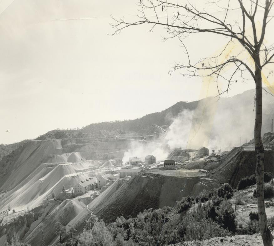 Το Μεταλλείο Αμιάντου Μέχρι το 1950 η εξόρυξη του μεταλλεύματος γινόταν χειρονακτικά Μετά το 1950 άρχισε η χρήση μεγάλων μηχανημάτων εξόρυξης Το