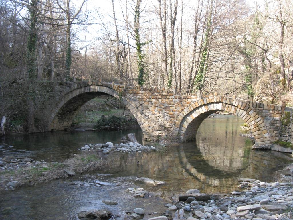 ΝΤΕΡΗ Το γεφύρι του Ντέρη είναι το πρώτο πέτρινο τοξωτό γεφύρι που συναντά το ποτάμι του Πραμόριτσα από το ξεκίνημα του.