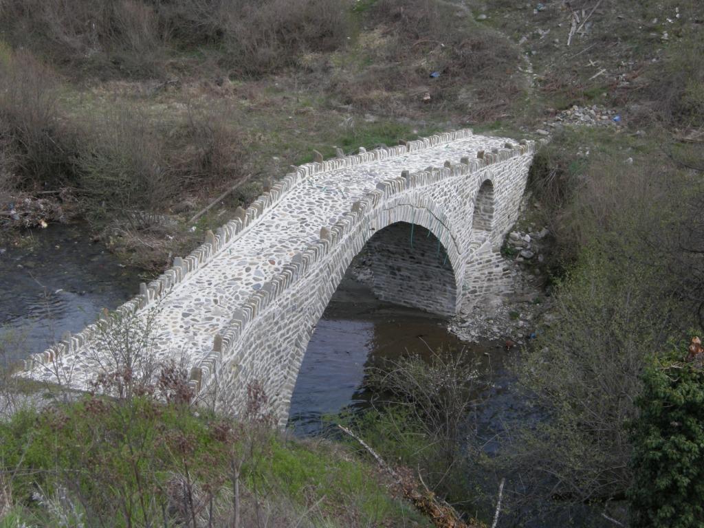 ΣΤΑΜΠΕΚΗ Το γεφύρι Σταμπέκη Ένα μικρό μονότοξο γεφύρι, που όταν έγιναν εργασίες για την