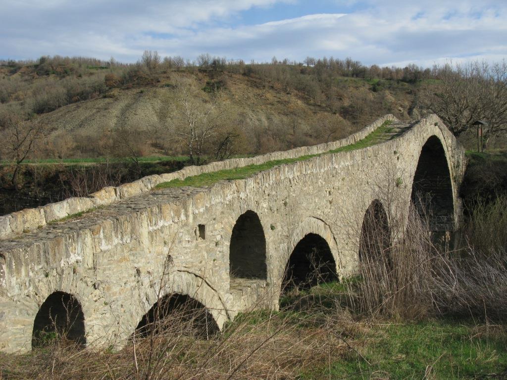 ΑΝΘΟΧΩΡΙΟΥ Το γεφύρι του Ανθοχωρίου Ο θρύλος το θέλει να κτίστηκε με τη χορηγία κάποιου μεγαλοκτηνοτρόφου από την Πίνδο.