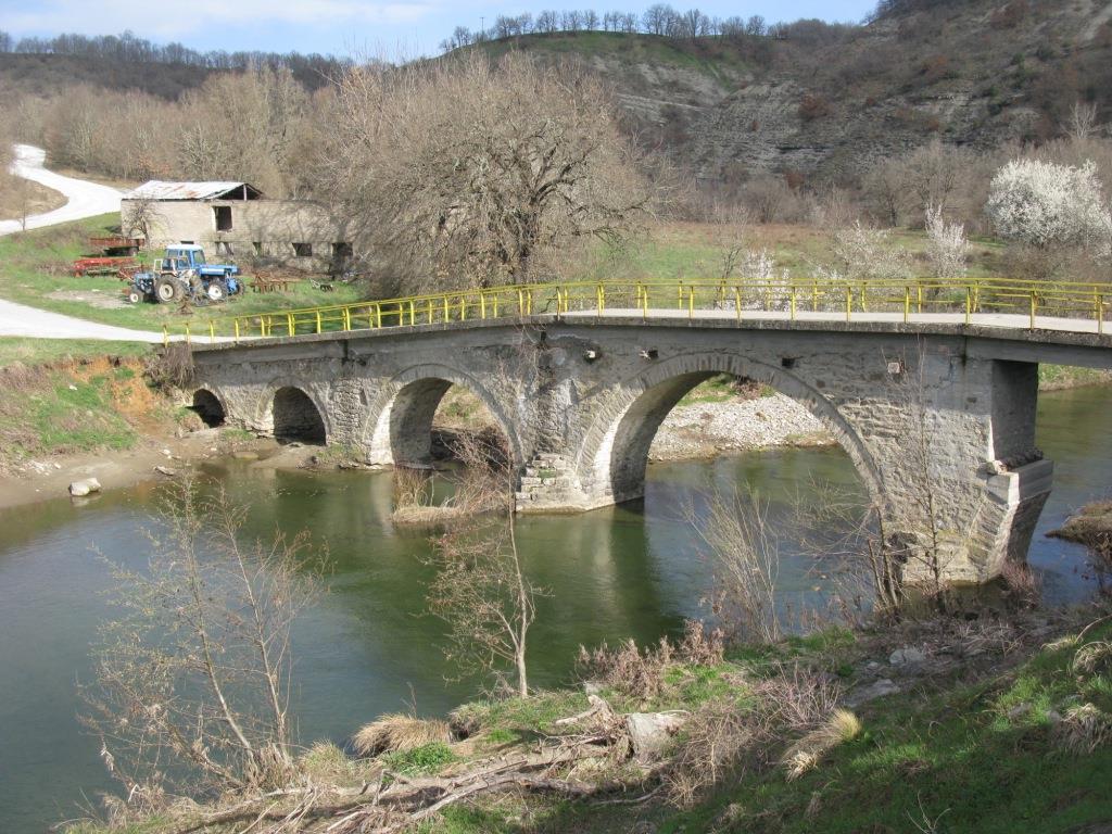 ΚΡΙΜΗΝΙΟΥ Το γεφύρι του Κριμηνίου χτίστηκε το 1802 πάνω στον ποταμό Πραμόριτσα. Κατασκευάστηκε για να συνδέσει το Κριμήνι με το Τσοτύλι, κάτι που συνεχίζει να κάνει εδώ και 205 χρόνια.