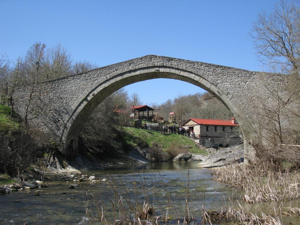 ΧΡΥΣΑΥΓΗΣ Το γεφύρι της Χρυσαυγής είναι χτισμένο πάνω από τον Παλιομάγερο και παλιά συνέδεε τον οικισμό της Χρυσαυγής με τον Πεντάλοφο και το Δίλοφο.