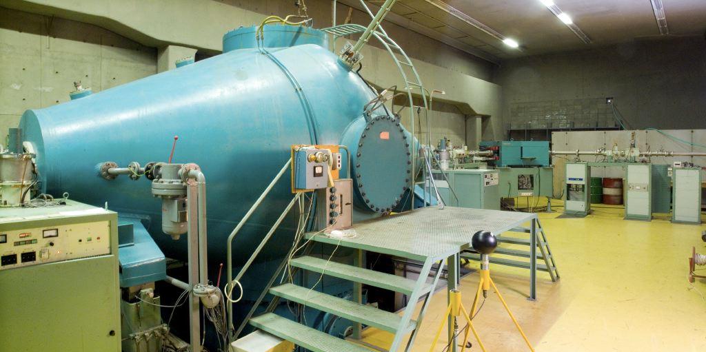 Ο 5.5 MV Tandem Accelerator INP/NCSR Demokritos THE ONLY ACCELERATOR FACILITY EXISTING IN GREECE Βασική έρευνα (60%) Nuclear