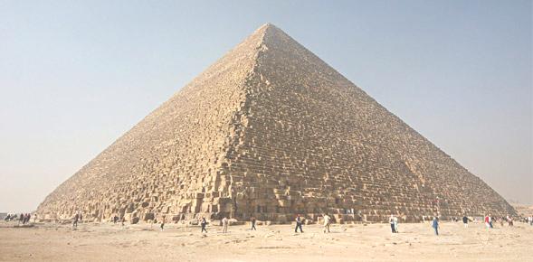 ΠΥΡΑΜΙΔΑ ΧΕΟΠΑ Η μεγαλύτερη και πιο διάσημη από όλες τις πυραμίδες είναι αυτή του Χέοπα. Έχει ύψος 146,60 μ. και τέλεια τετράγωνη βάση με πλευρά 230,35 μ.