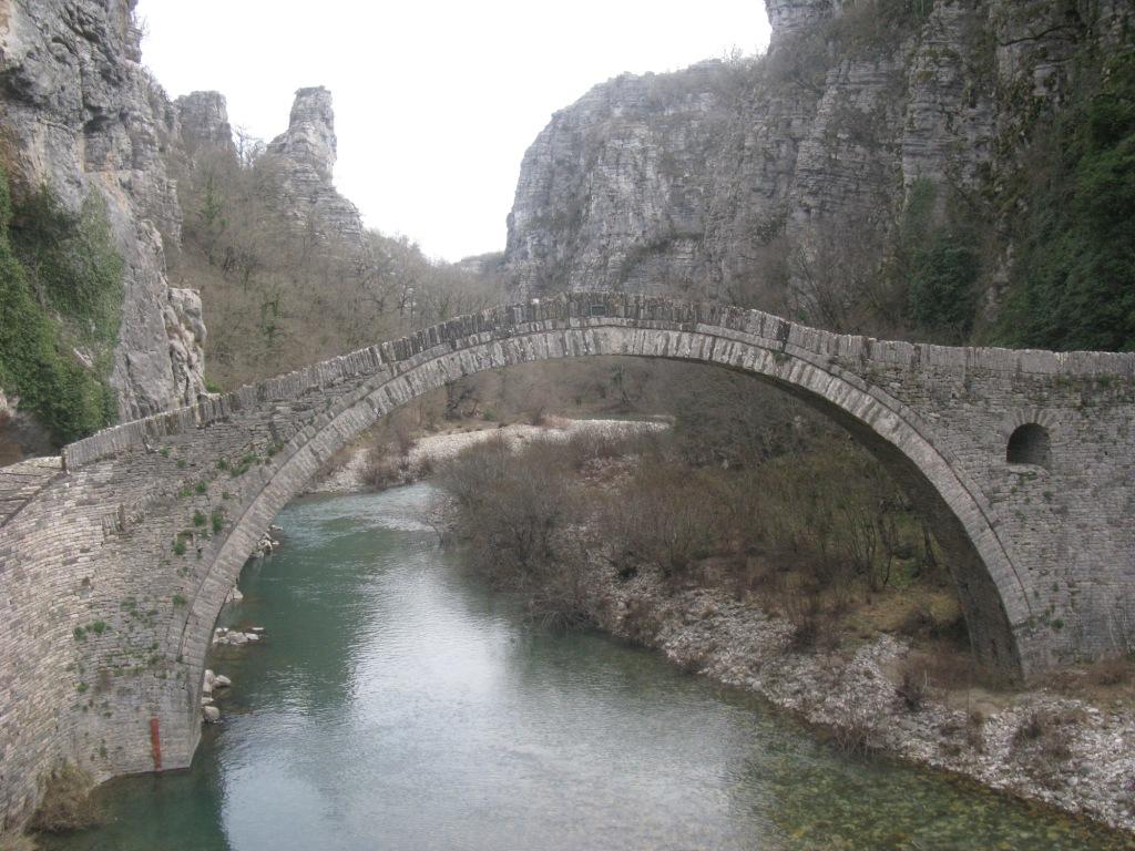 Του Κόκκορθ Σν κνλόηνμν γεθύξη κε κήθνο 24 κ. θαη ύςνο 13 κ., ην ζπλαληάκε κε ηα νλόκαηα: Κόθθνξνπ, Κόθθνξε ή Ννύηζνπ.