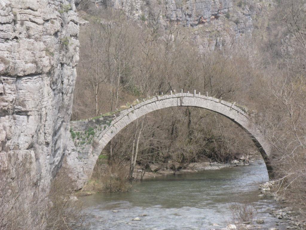 Του Λαηαρίδθ Βξίζθεηαη ζηελ ραξάδξα ηνπ Μηθξνύ Βίθνπ.