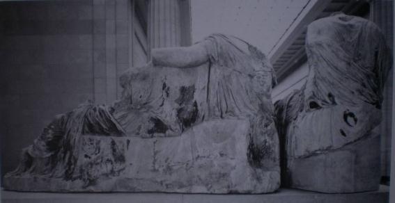 Ανατολικό αέτωμα του Παρθενώνος. Οι μορφές Κ, L, και Μ στη δεξιά κερκίδα του αετώματος. Λητώ και Άρτεμις που κρατεί στην αγκαλιά της ανακεκλιμένη την Αφροδίτη.