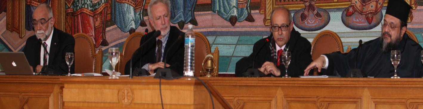 Κάτω: Ο Σεβ. Μεσσηνίας Χρυσόστομος με τον Κοσμήτορα της Θεολογικής Σχολής ΕΚΠΑ Μάριο Μπέγζο, τον Καθηγητή Κωνσταντίνο Δεληκωσταντή και τον Καθηγητή Μιλτιάδη Κωνσταντίνου Κάτω: Ο Σεβ.