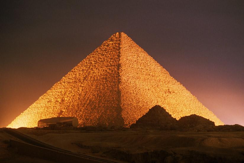 τοποθέτησή τους στο σημείο που έπρεπε. Η μεγάλη πυραμίδα της Γκίζας (Σχήμα 1.13) (πυραμίδα του Χέοπα) αποτελείται από 2.