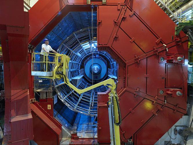 Ο κύριος σκοπός του ALICE (A Large Ion Collider Experiment) είναι να μελετήσει τις ιδιότητες της ύλης που δημιουργείται κατά τη διάρκεια συγκρούσεων βαρέων πυρήνων, όπως αυτός του μολύβδου, στην