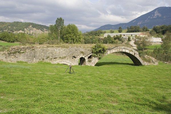 Γέφυρα Μπαλντούμας ή Κυράς Βρίσκεται στην Μπαλντούμα, και γεφύρωνε τον Άραχθο ποταμό μέχρι τη στιγμή που άλλαξε κοίτη και το τρίτοξο γεφύρι βρέθηκε έξω από το ποτάμι.