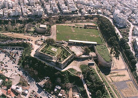 σπουδαία είναι τα φηµισµένα κρητικά προϊόντα (λάδι, κρασί, ρακή, µέλι, βότανα, κ.ά.) που βρίσκει στην αγορά της µεγαλούπολης.