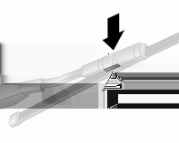 156 Φροντίδα οχήματος Προσαρμόστε το μάκτρο του υαλοκαθαριστήρα ελαφρά υπό γωνία στο βραχίονα του υαλοκαθαριστήρα και πιέστε το μέχρι να ασφαλίσει. Χαμηλώστε προσεκτικά το βραχίονα υαλοκαθαριστήρα.