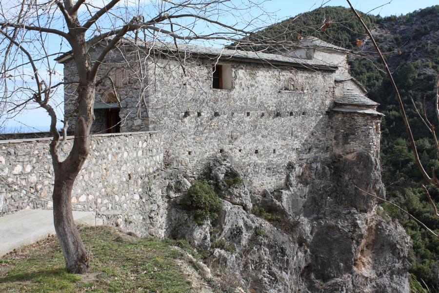 Ζ Μνλή ηεο Αγίαο Σξηάδαο ρηίζηεθε ην 14ν αηώλα. Τπάξρνπλ δύν αγηνγξαθίεο ζηελ εθθιεζία, ε πην πξόζθαηε ρξνλνινγείηαη από ηνλ 17ν αηώλα.