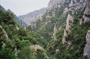 δηαηξεζεί ζε δύν βαζηθά ηκήκαηα ηα νπνία ρσξίδνληαη από έλα άμνλα δηεύζπλζεο Α Γ, ν νπνίνο ραξαθηεξίδεηαη από ηηο θνηιάδεο ησλ Μεγάισλ Καδαληώλ θαη Μαπξόιινγνπ Δλληπέα αληίζηνηρα.