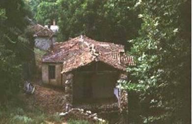 ΠΑΛΑΗΟΗ ΠΟΡΟΗ Παξαδνζηαθόο νηθηζκόο ζηνλ Κάησ ιπκπν, ζε πςόκεηξν 600 κέηξσλ.
