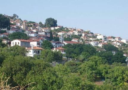 ζεκεία ζπλάληεζεο, αιιά θαη πεηξόρηηζηεο βξύζεο, πνπ ε θαζεκία θέξεη θαη δηαθνξεηηθό όλνκα. ΡΑΦΑΝΖ Ζ Ραςάλε είλαη έλα παλέκνξθν ρσξηό ρηηζκέλν ζε πςόκεηξν 800 κέηξσλ ζηελ πιαγηά ηνπ όξνπο νπσηνύ.