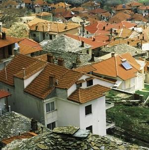 ηελ θεληξηθή πιαηεία ηνπ ρσξηνύ ιεηηνπξγεί Λανγξαθηθό Μνπζείν (ζηεγάδεηαη ζην ζπίηη πνπ γελλήζεθε ν Γεσξγάθεο Οιύκπηνο) ην νπνίν δηαζέηεη κεγάιε ζπιινγή εξγαιείσλ, θσηνγξαθηώλ θαη αληηθεηκέλσλ.