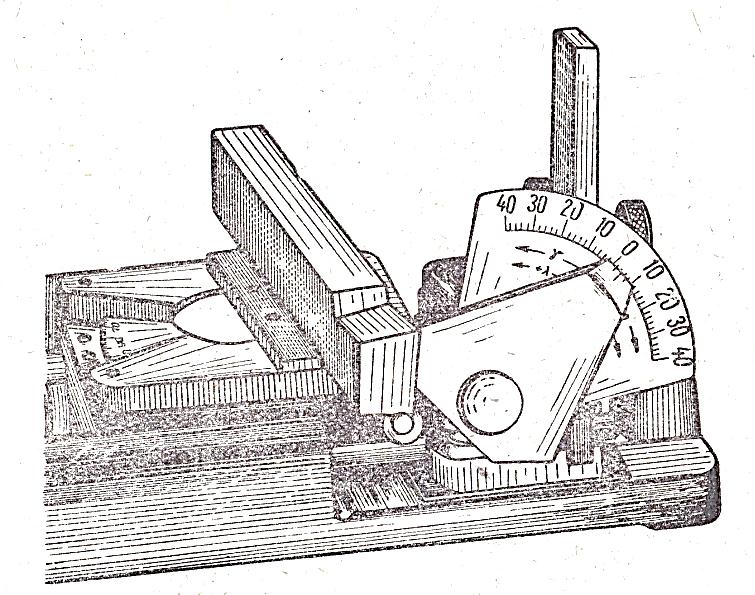 Fig. 45 Exemple de folosire a raportorului universal Un instrument foarte important folosit în atelierele mecanice este raportorul pentru măsurarea unghiului de ascuţire al cuţitului şi a poziţiei