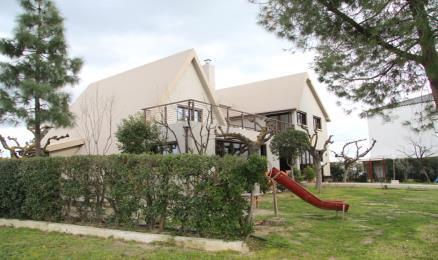 Μόνωση στέγης Αντίστοιχα στις στέγες εφαρμόστηκαν συστήματα εξωτερικής αλλά και την εσωτερική θερμομόνωσης με συνολικό πάχος θερμομονωτικών 20cm Για