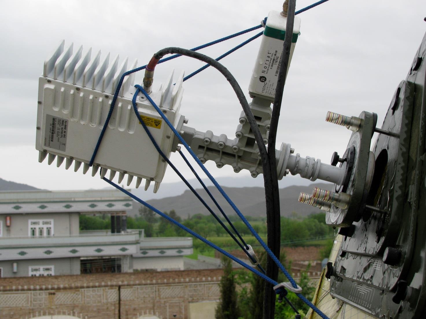 Antena plata este considerata o antena moderna, avand dimensiuni mici. Datorita prezentei semnalului prea slab in Romania, acest tip de antena este in general inutila la noi in tara.