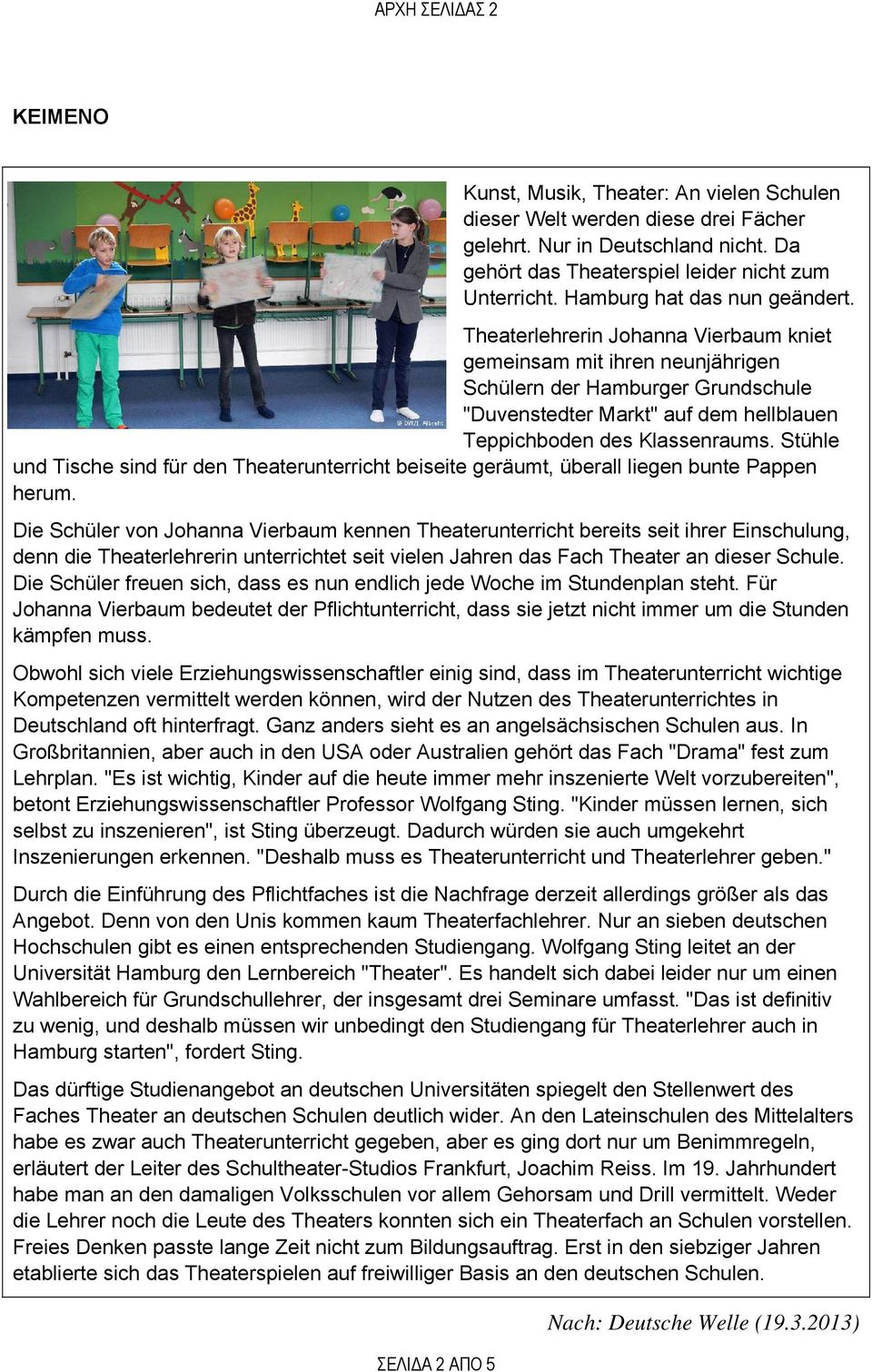 Theaterlehrerin Johanna Vierbaum kniet gemeinsam mit ihren neunjährigen Schülern der Hamburger Grundschule "Duvenstedter Markt" auf dem hellblauen Teppichboden des Klassenraums.