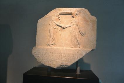 Ψηφισματικό ανάγλυφο του 400/399 π.χ. με την Αθηνά και την Ήρα σε δεξίωση. Αναφέρεται σε ευρετήριο των θησαυρών της Αθηνάς και άλλων θεών. Αθήνα, Επιγραφικό Μουσείο7862. Σήμερα, Μουσείο Ακροπόλεως.