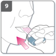 Pārduriet kapsulu: turiet inhalatoru vertikāli ar iemutni uz augšu. Pārduriet kapsulu, vienlaicīgi un stingri saspiežot kopā abas sānu pogas. Dariet to tikai vienu reizi.