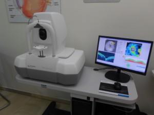 Εικόνα 9:Οπτικός Τομογράφος (Πηγή: http://ophthalmiatros-koutsogianni.gr) 2.1.5. Τονόμετρο Τονομέτρηση είναι η τεχνική μέτρησης της ενδοφθάλμιας πίεσης.