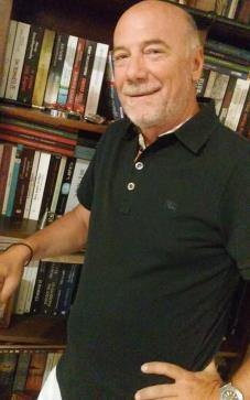 λέγαμε, έχει επηρεάσει σοβαρά και το χώρο του βιβλίου, άρα και τους συγγραφείς. Τα βιβλία βγαίνουν πιο δύσκολα, λογικό για τους εκδοτικούς οίκους.