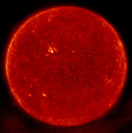 16 Φυσική του ήλιου και του διαστήματος Σχήμα 2.6: Αριστερά: Μεταβολή της έντασης από το κέντρο του ηλιακού δίσκου (r = 0) στο χείλος (r = 1). Δεξιά: Εικόνα του ήλιου στα ραδιοκύματα (λ=5.