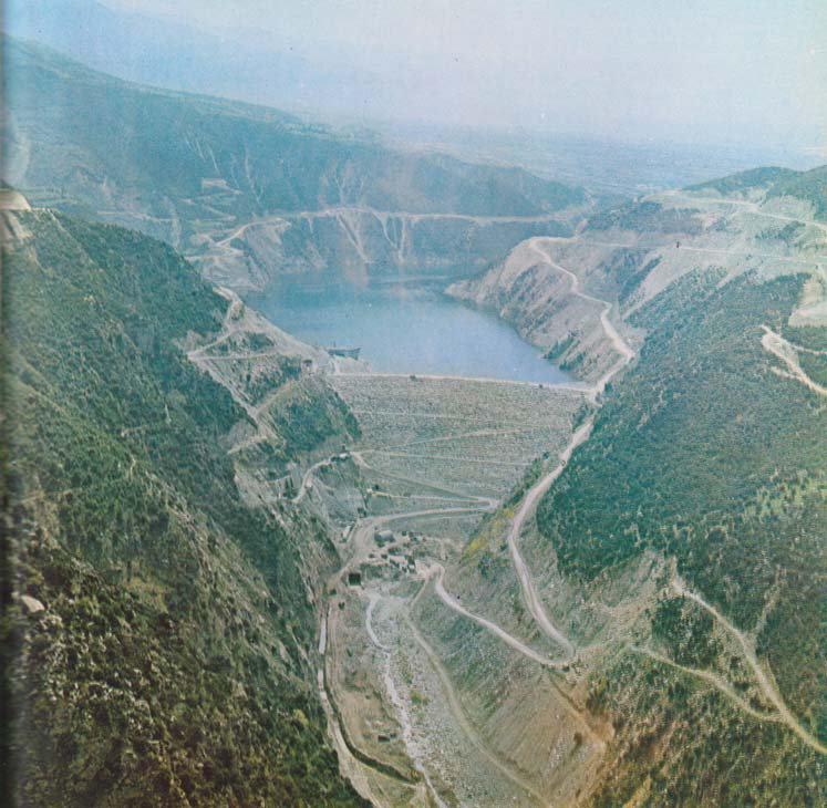 4.3.6 ΥΗΣ/Φράγμα Πολυφύτου (1974) Ο ΥΗΣ Πολυφύτου κοντά στα Σέρβια Κοζάνης, τέθηκε σε λειτουργία το 1974. Έχει χωμάτινο φράγµα και ταμιευτήρα υπερετήσιας ρύθμισης.
