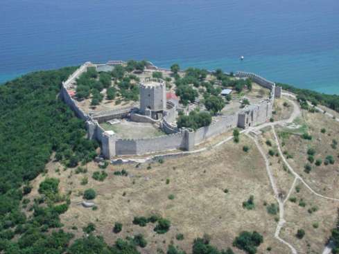 Βαδίζουμε Περιμετρικά του Κάστρου Το τείχος σε κάποια σημεία είναι θεμελιωμένο πάνω στο βράχο Αντηρίδες Πολυγωνικό ακολουθεί τη