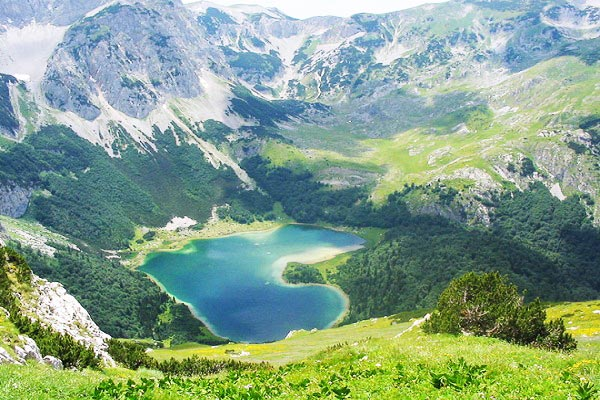 Η λίμνη Trnovačko είναι γνωστή για το παράδοξο σχήμα της που μοιάζει με τεράστια καρδιά γεμάτη γαλαζοπράσινο νερό. Βρίσκεταιστο Sutjeska National Park στο βόρειο τμήμα του Μαυροβουνίου, σε υψόμετρο 1.