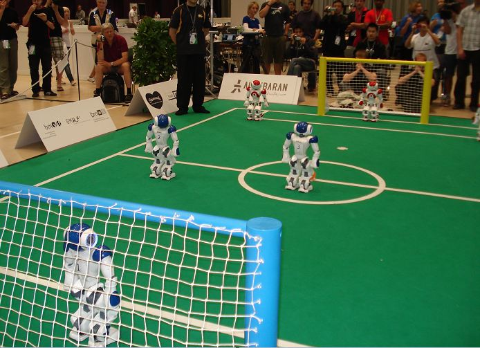 1. RoboCup Σχήμα 1.4: Aldebaran Nao, Graz 2009 χρησιμοποιούνται εξασφαλίζει την νίκη σε αυτούς που έχουν γράψει τους πιο αποτελεσματικούς αλγόριθμους. 1.5 Humanoid League Στο humanoid league υπάρχουν 2 υποκατηγορίες με βάση το μέγεθος των ρομπότ, από 30-60 εκ για Kid Size και από 100-160 εκ για Teen Size.