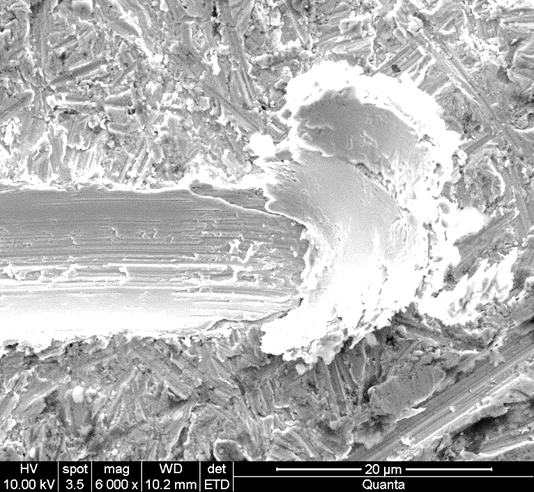 Διάγραμμα 6-21 - Εικόνα SEM του Nb μετά την διαδικασία νανοεγχάραξης Από τις εικόνες που λήφθηκαν από το ηλεκτρονικό μικροσκόπιο σάρωσης παρατηρείται ότι στο τιτάνιο και στο νιόβιο προκαλείται θραύση