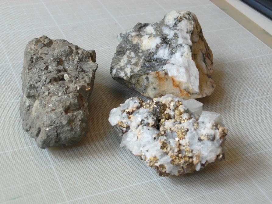 Πίνακας 5.7 Ανθρακικά και θειικά ορυκτά. 5.1.2.3. Φωσφορικά ορυκτά Τα ορυκτά έχουν ως ανιόν τη φωσφορική ρίζα και αντιπροσωπευτικό ορυκτό είναι ο απατίτης με την συμμετοχή ανιόντων F -, OH -, Cl -.