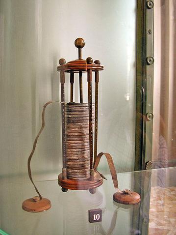 Hλεκτρικό ρεύμα Το 1800 ο Βόλτα έφτιαξε την πρώτη μπαταρία Το 1821 ο Αμπέρ ερμήνευσε το ηλεκτρικό ρεύμα Το 1831