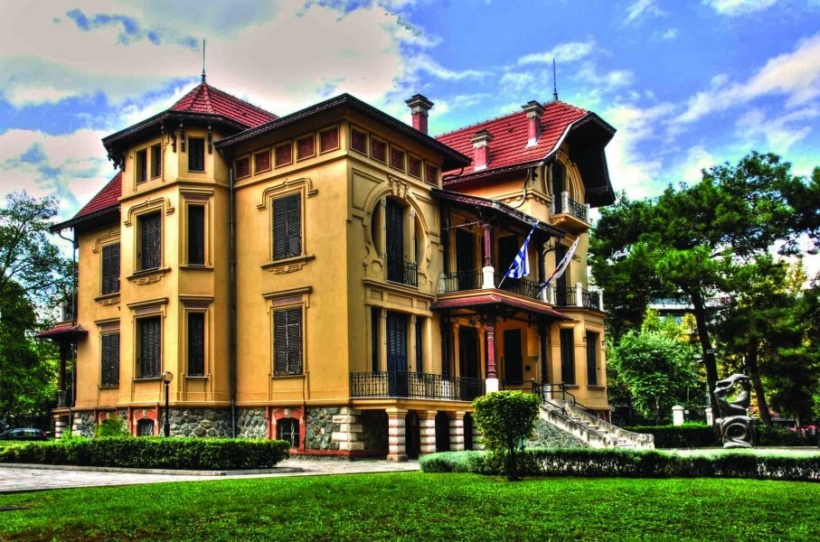 Στη Βίλα Μπιάνκα ή (Casa Βianca) στεγάζεται η Δημοτική Πινακοθήκη; Το οικόπεδο όπου κτίστηκε το υπέροχο αυτό κτίσμα της Ανατολικής περιοχής των Εξοχών αγοράστηκε το 1911 από τον πλούσιο επιχειρηματία