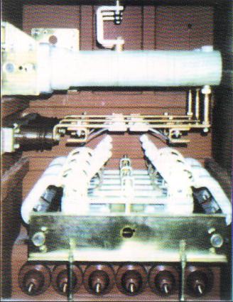 3. OPIS KONSTRUKCIJE 3.1 Strujni put Kompaktni sklopni moduli tipa VDAP su, kako je već naprijed istaknuto, izvedeni iz vakuumskih distribucijskih sklopnih aparatura serije VDA.