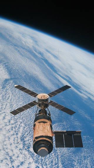 του Skylab έζησε στο διάστημα για 84 ημέρες, που εκείνη την εποχή ήταν ένα νέο ρεκόρ για την παραμονή ανθρώπου στο διάστημα.[39] Εικόνα 2.