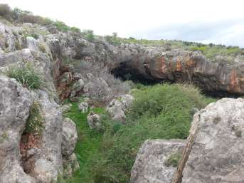 Έχει το σπήλαιο κύκλο ζωής ; Τα σπήλαια διακρίνονται σε στάδια που το καθένα προσδιορίζει την ηλικία του σπηλαίου. Τα στάδια αυτά είναι της γένεσης, της νεότητας, της ωριμότητας και της γήρανσης.