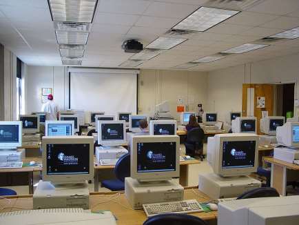 Η τεχνολογία του καθηγητή: ο εξυπηρετητής, η διαμοιρασμένη οθόνη, ο διευκολυντής συνεργασίας, ο επιτρέπων την πρόσβαση στο Διαδίκτυο Πηγή: "Moody Hall computer lab" by Ben