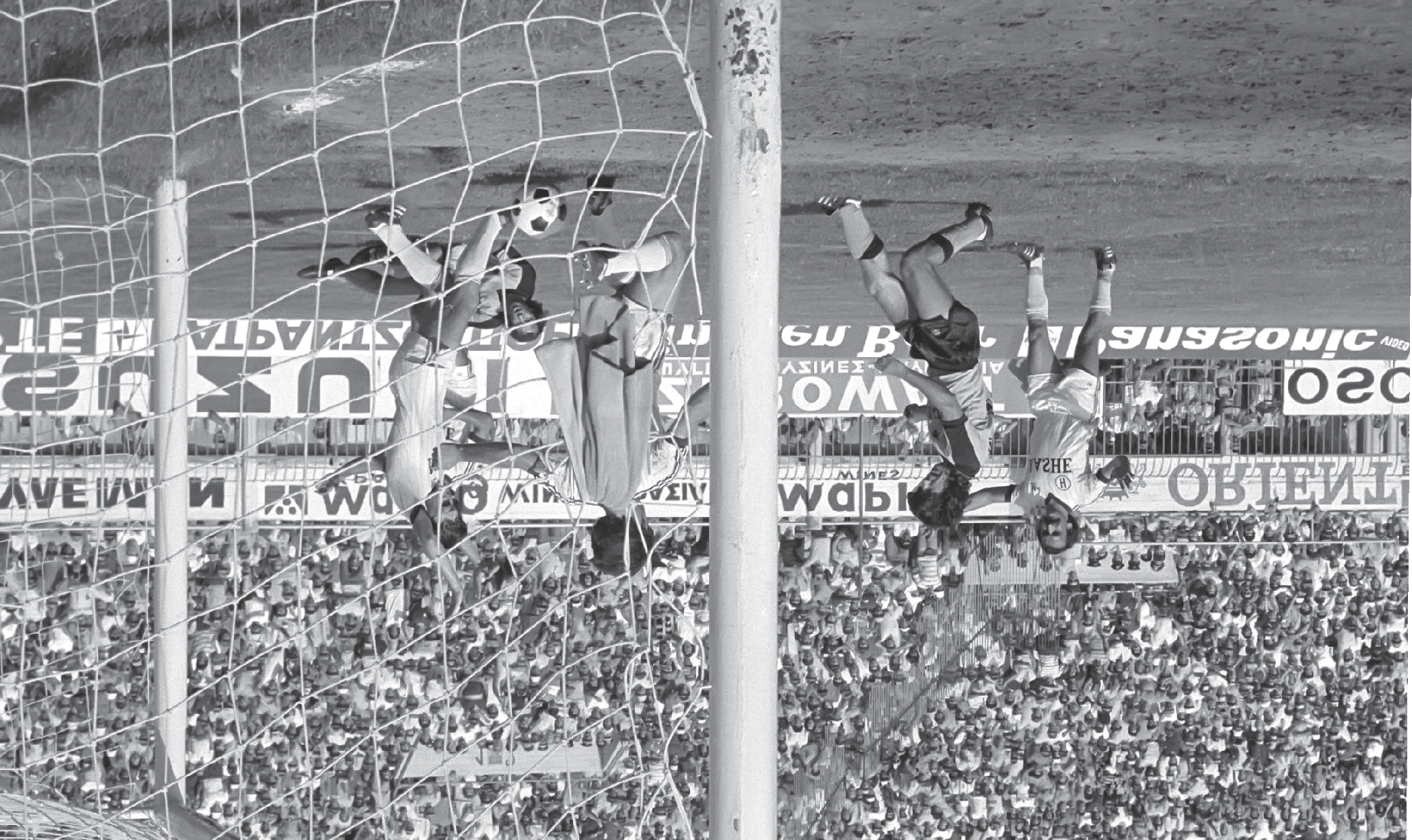 AEK FC //ΠΑΡΑΔΟΣΗ THE OFFICIAL MATCH PROGRAMME 1983 Το 2-0 από τον Θωμά Μαύρο στον επαναληπτικό ημιτελικό με τον Ηρακλή Τέσσερις δεκαετίες ΚΥΡΙΑΡΧΙΑΣ ΑΕΚ και Ηρακλής αναμετρώνται για ένατη φορά στο